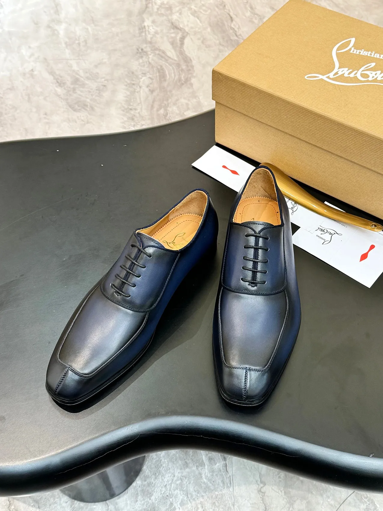 [CL red sole shoes] Top P: 1020💰 Size 39-44 (⚠️38.45.46.47 custom-made, non-returnable and non-exchangeable) 🆑High-end men's business formal leather shoes, original authentic top quality goods ••✅💯 Top original order purchasing agent! Original imported patterned cowhide ➕Imported cowhide lining ➕Cowhide feet ➕Original leather outsole~🉑️Feel free to compare the authentic ones!